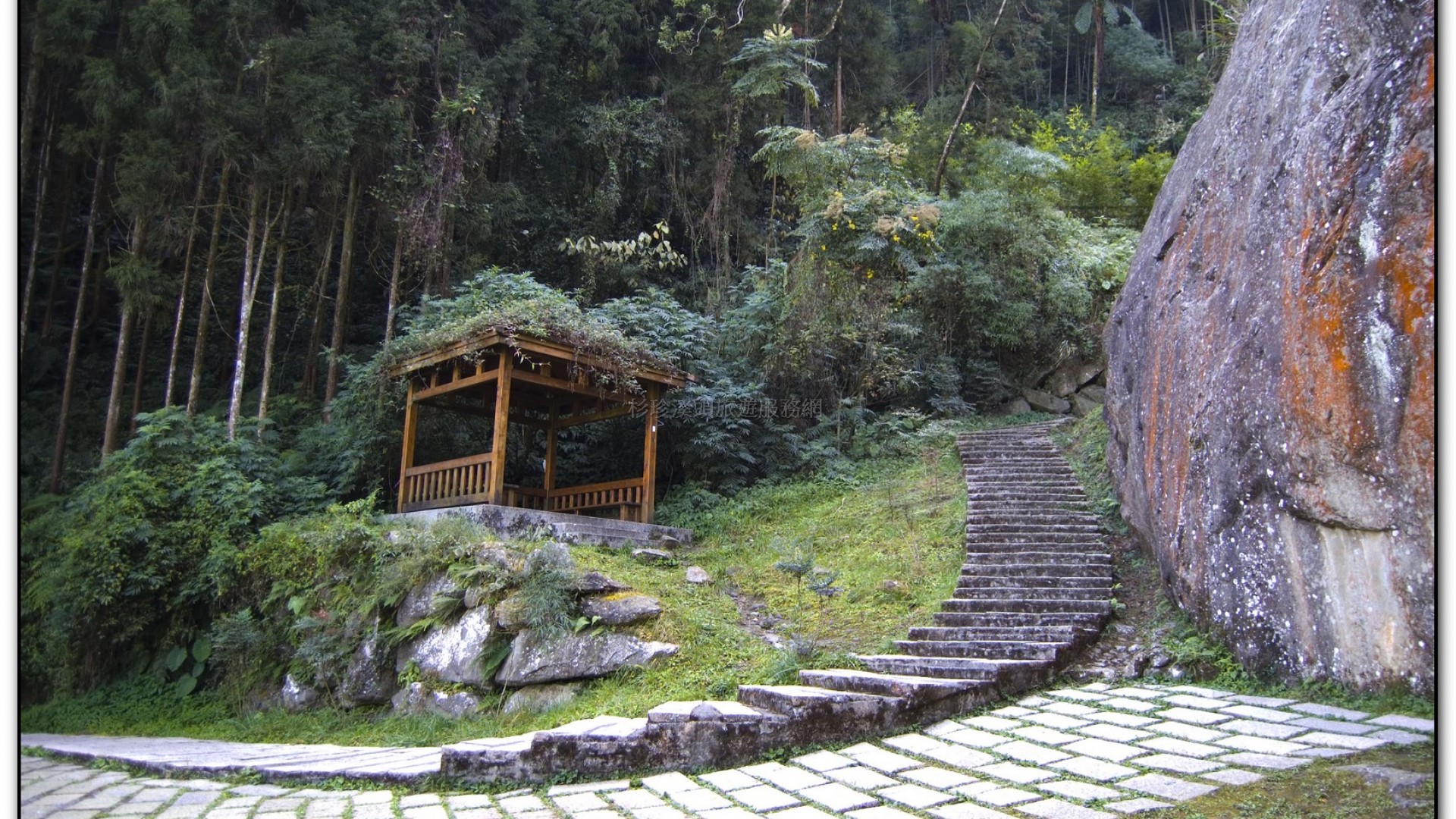 溪頭旅遊景點-巨石